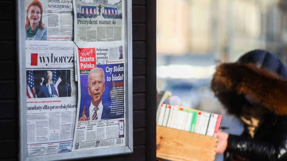 Na zdjęciu kiosk, na którym widać pierwsze strony największych polskich gazet