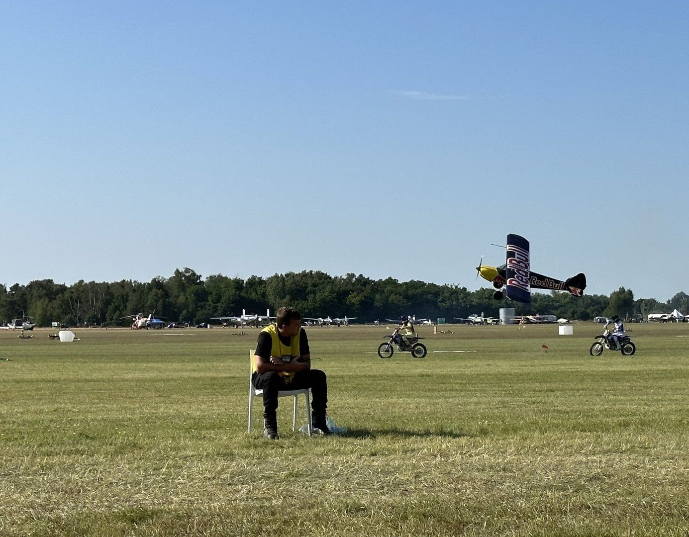 Samolot RedBull AirRace i motocrossowcy z Freestyle Family