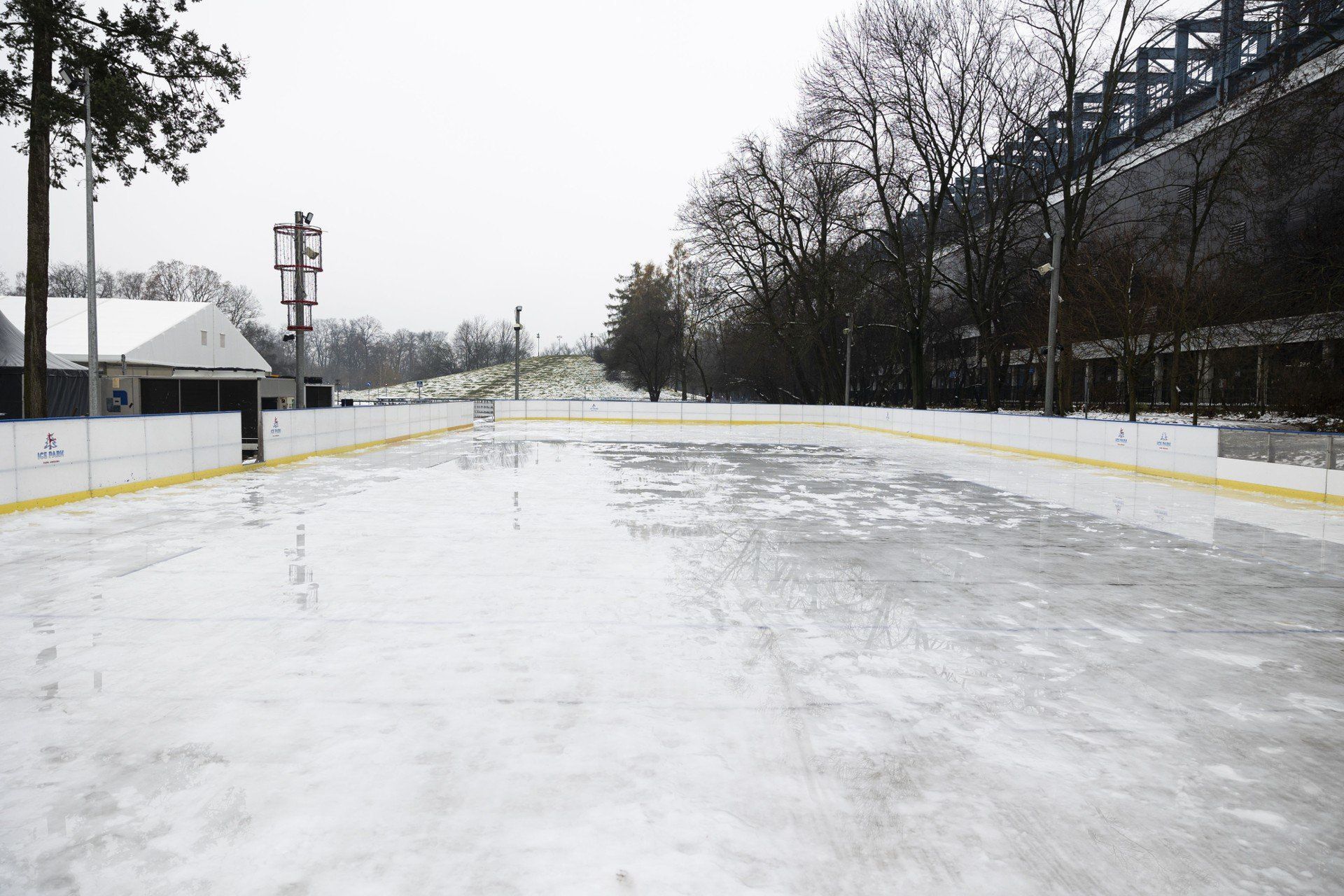 Budowa lodowiska w Parku Jordana w Krakowie