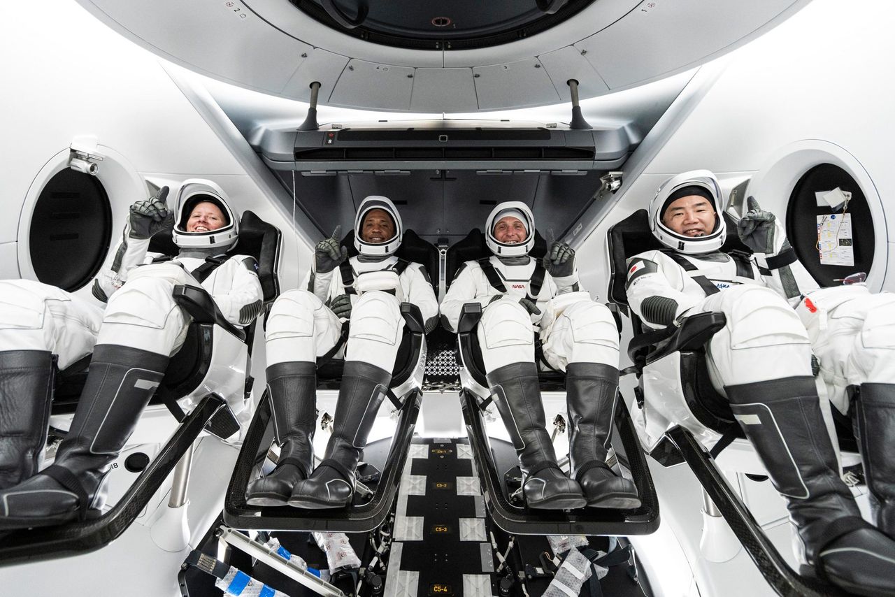 SpaceX Crew-1 wraca na Ziemię. Oglądamy na żywo powrót statku kosmicznego