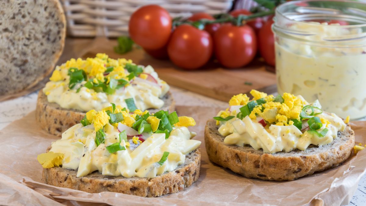 Kanapki z pastą jajeczną to śniadaniowy klasyk