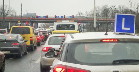 Jest pomysł, by rodzice uczyli jeździć samochodem. Ekspert zwraca uwagę na komplikacje