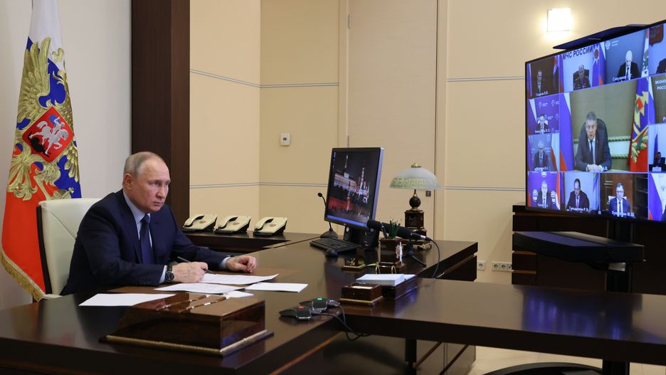 Russian President Vladimir Putin chairs a meeting on the restoration of residential infrastructure Russian regions after Ukrainian shelling
epa10443002 Russian President Vladimir Putin chairs a meeting on the restoration of residential infrastructure in the border areas destroyed during emergency situations, via a video conference at the Novo-Ogaryovo state residence, outside Moscow, Russia, 01 February 2023. Russian President Vladimir Putin instructed to close as soon as possible all issues related to the restoration of housing in the border areas with Ukraine and affected by emergency situations. He noted that the main task is to eliminate the very possibility of shelling the border areas, but 'this is the business of the military department'.  EPA/MIKHAEL KLIMENTYEV / SPUTNIK / KREMLIN POOL MANDATORY CREDIT 
Dostawca: PAP/EPA.
MIKHAEL KLIMENTYEV / SPUTNIK / KREMLIN POOL