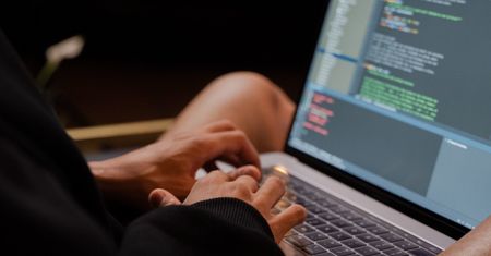 Mieli tworzyć narzędzia do cyberataków. Bydgoska prokuratura stawia zarzuty młodym mężczyznom