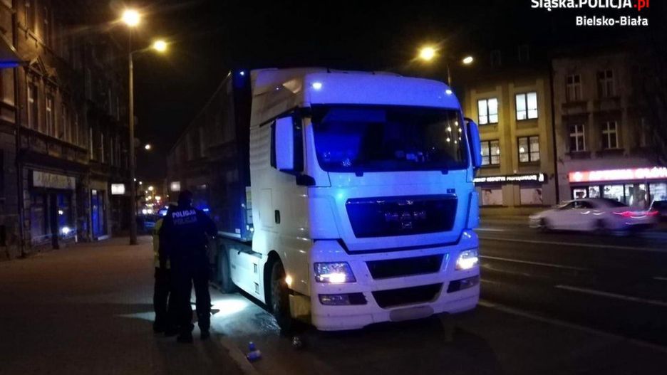 Bielsko-Biała. Pijany mężczyzna przejechał tirem przez centrum miasta 