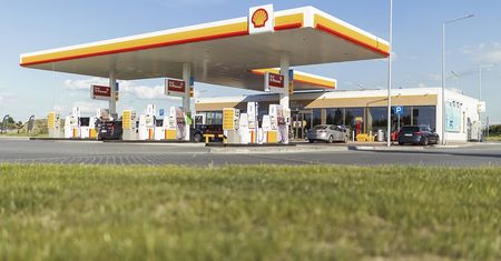 Później niż konkurencja, za to bez limitu tankowań. Kolejna stacja wprowadza promocję