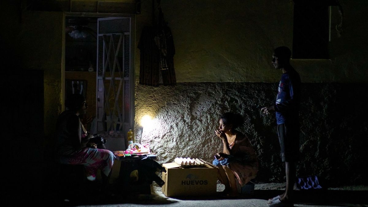 Temporary
Street vendors chat during a blackout in Havana, Monday, March 16, 2026. (AP Photo/Ramon Espinosa)
Ramon Espinosa