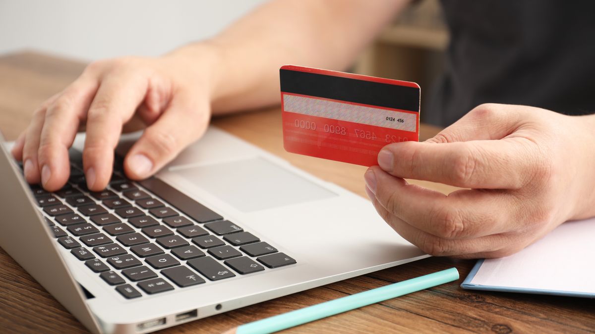 Wpisał w przelewie "rozliczenie-Kuba". Bank zablokował mu pieniądze