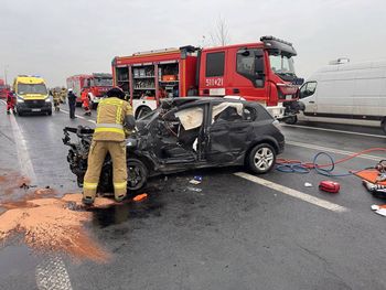 Auto wjechało w autokar. Dramatyczny wypadek pod Oleśnicą