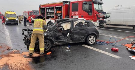Auto wjechało w autokar. Dramatyczny wypadek pod Oleśnicą