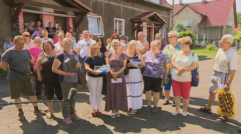 Żyją w zagrzybionych lokalach bez toalety. Dostali 100 proc. podwyżki