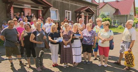 Żyją w zagrzybionych lokalach bez toalety. Dostali 100 proc. podwyżki