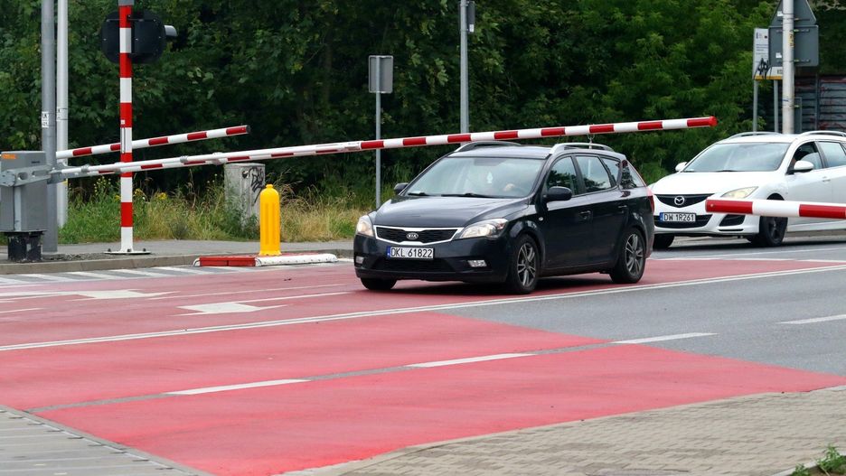 Poranna blokada ulic we Wrocławiu. Na Wojszycach zepsuły się rogatki kolejowe