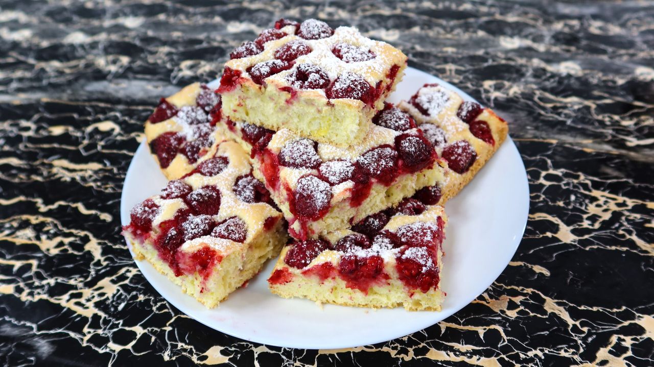 Placek biszkoptowy z malinami. Ciasto szybkie, lekkie i pyszne