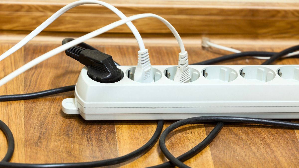 Listwa elektryczna z kablami