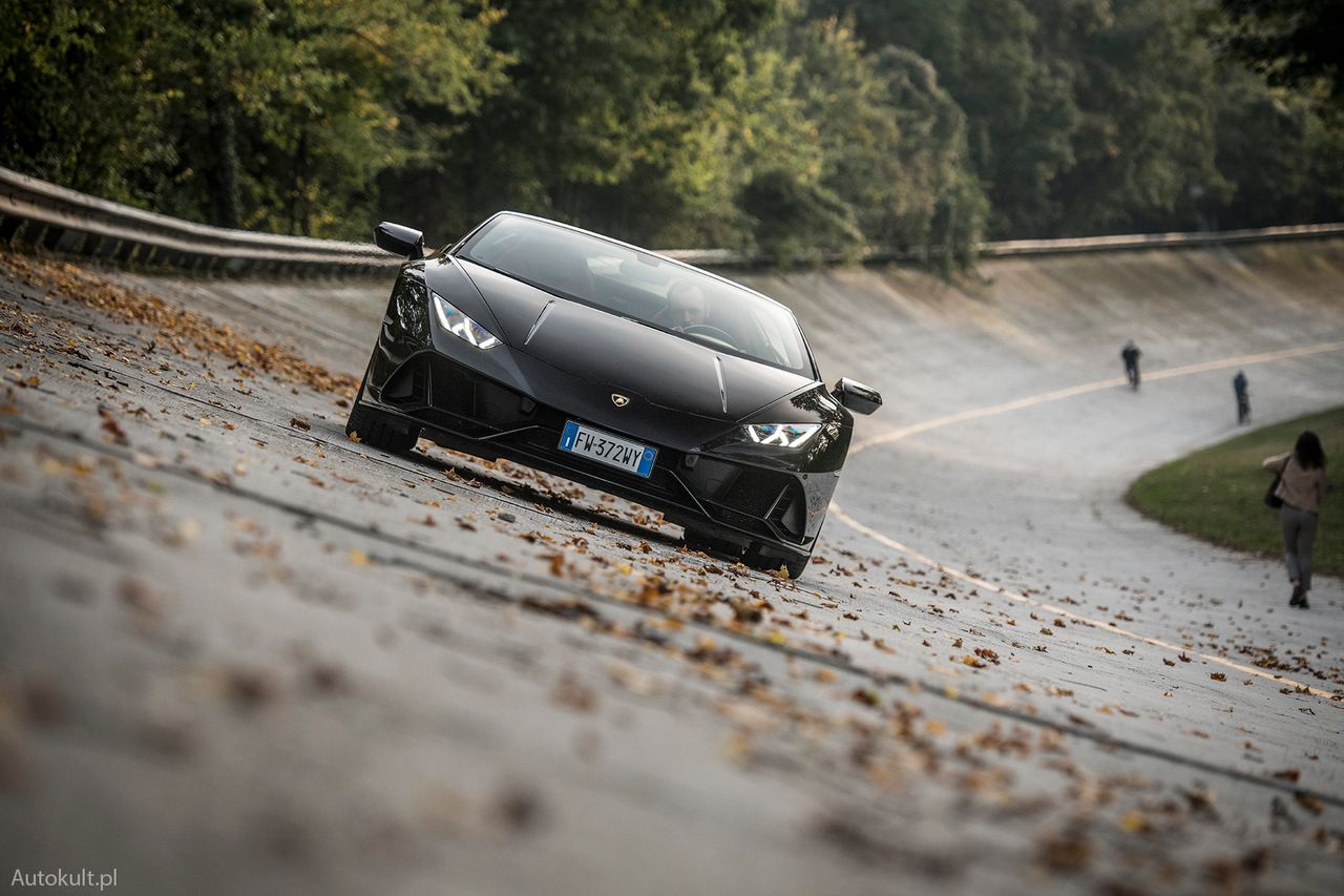 Pielgrzymka do świątyni prędkości. Wjechałem Lamborghini Huracánem Evo Spyder na owal Autodromu Monza