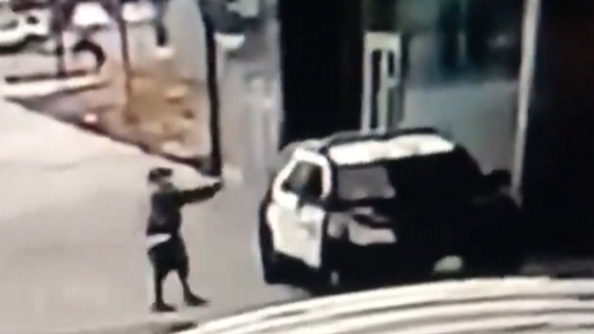 W Los Angeles do radiowozu podbiegł mężczyzna i zaczął strzelać do policjantów.