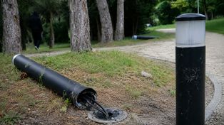 Wandale zniszczyli lampy na pilskiej Wyspie. "Bezmyślny wandalizm"