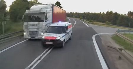 Pirat drogowy w pojeździe uprzywilejowanym. "Jak w GTA"