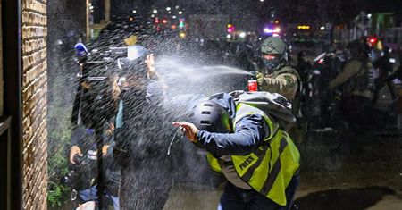 Protesty w Minnesocie: Łapali dziennikarzy, rzucali ich na glebę i robili zdjęcia