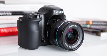 Samsung NX30 - solidny, wygodny, ale nie bez wad [test]