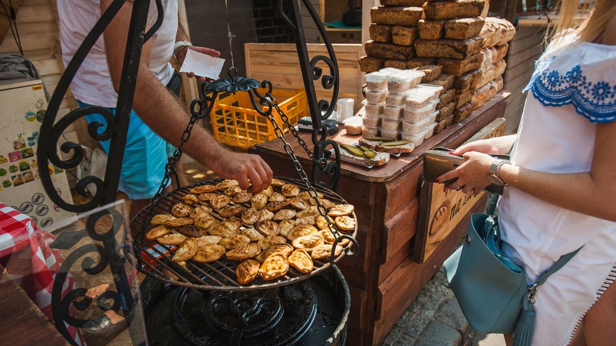 Sanepid bierze pod lupę stoiska z oscypkami. Inspektorzy apelują do turystów o ostrożność