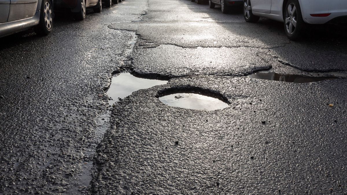 Dziury na drodze.