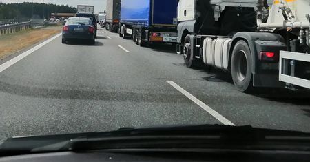 Karambol na autostradzie. Zderzyło się kilka aut i ciężarówka