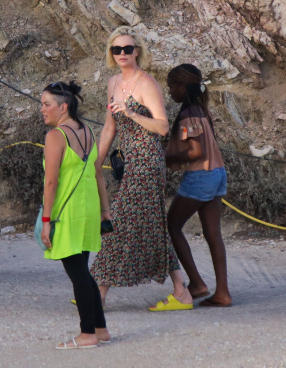 Charlize Theron na wakacjach z córkami