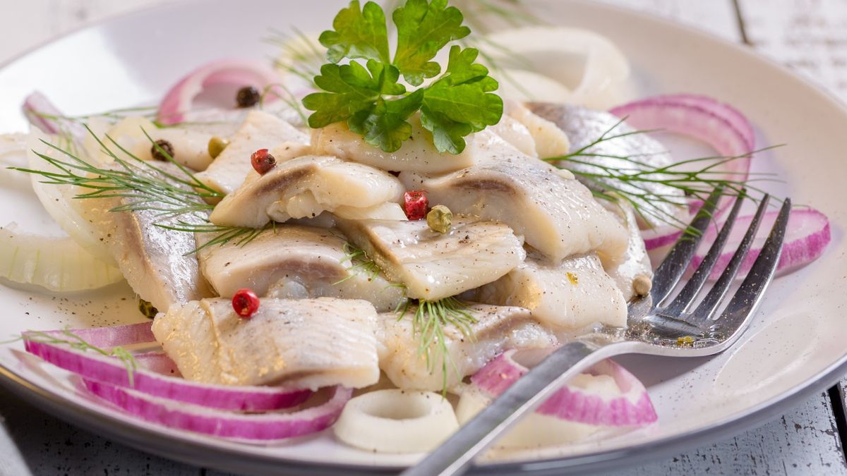 Dlaczego warto moczyć śledzie w wodzie z ogórków kiszonych?