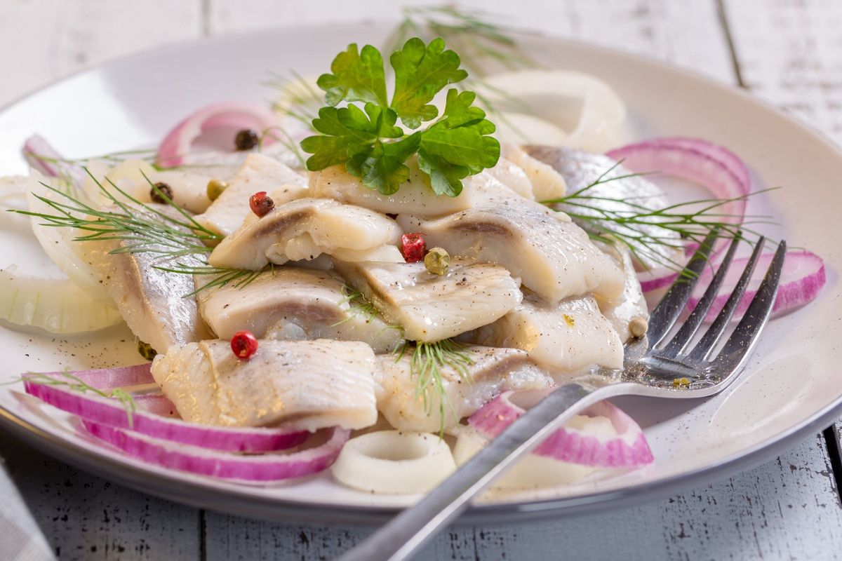 Dlaczego warto moczyć śledzie w wodzie z ogórków kiszonych?