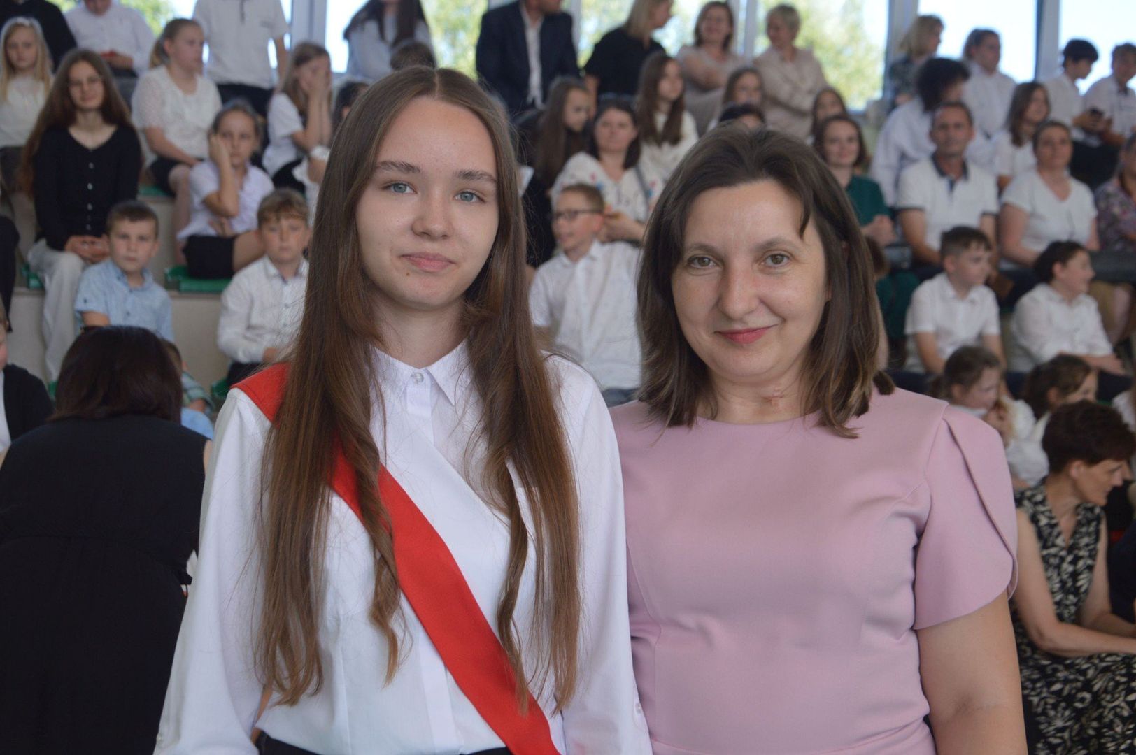 Najzdolniejsi uczniowie szkoły w Rudzie Malenieckiej nagrodzeni. Zuzanna Makuch ze swą nauczycielką Wiolettą Flejterską