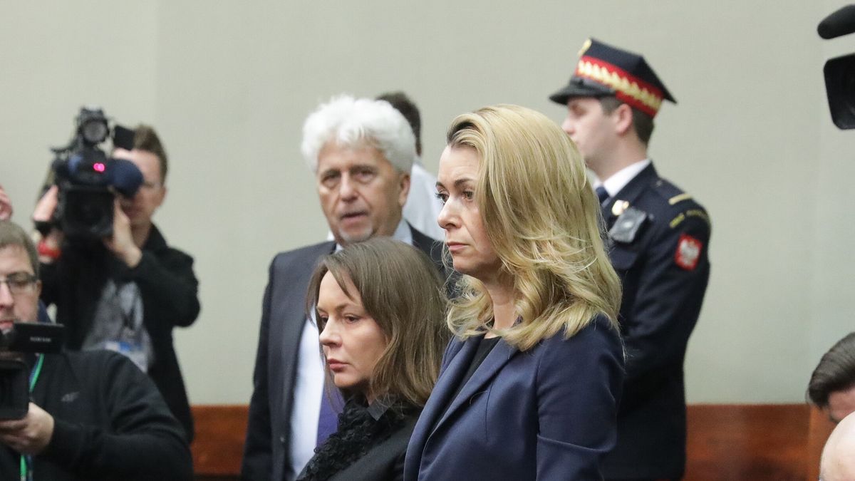 Warszawa, 16.01.2024. Żona Mariusza Kamińskiego Barbara Kamińska (C-L) oraz żona Macieja Wąsika Roma Wąsik (C-P) na sali obrad Sejmu w Warszawie, 16 bm. Były szef CBA i były minister spraw wewnętrznych Mariusz Kamiński oraz jego były zastępca Maciej Wąsik zostali skazani 20 grudnia ub. roku prawomocnym wyrokiem na dwa lata pozbawienia wolności za nadużycie władzy jako ówcześni szefowie CBA - w związku z tzw. aferą gruntową z 2007 r. W związku z tym marszałek Sejmu wydał postanowienia o wygaśnięciu ich mandatów poselskich. (jm) PAP/Tomasz Gzell