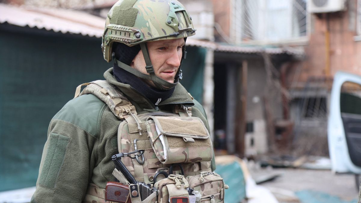 Situation in MariupolMARIUPOL, UKRAINE - APRIL 4: A pro-Russian fighter in the courtyard of the recaptured SBU building amid the ongoing conflict in the city of Mariupol under the control of the Russian military and pro-Russian separatists, on April 4, 2022. Leon Klein / Anadolu Agency/ABACAPRESS.COM Dostawca: PAP/AbacaAA/ABACASituation in Mariupol