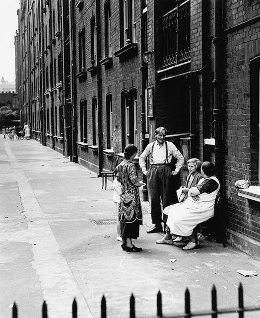 Mocne, czarno-białe fotografie uliczne z Londynu lat 30. i 40. 19