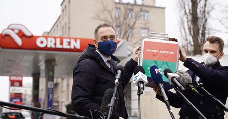 Opozycja żąda obniżki cen paliw. "Te zyski pochodzą z kieszeni obywateli"