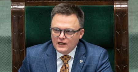 Stylistka nie ma wątpliwości. Mówi, co stoi za trikami Hołowni