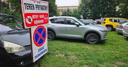 Kierowcy parkują na trawniku przy Sądzie Okręgowym mimo zakazu. Właściciel terenu planuje utworzenie tam parkingu