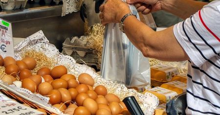 Zobaczył cenę jajek. "Aż chwyciłem za komórkę"