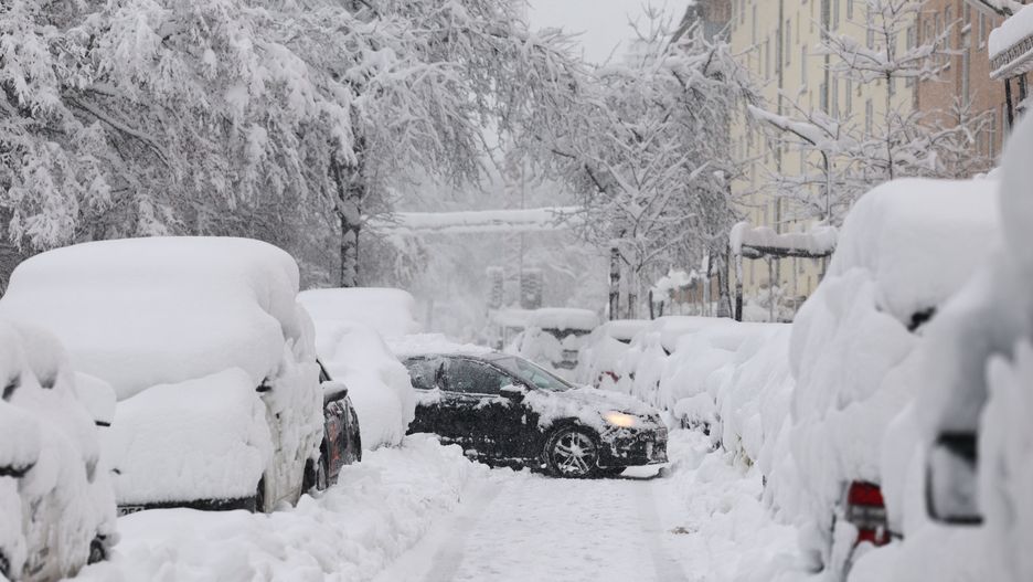 A car maneuvers at a snow-covered street in Munich, Germany, 02 December 2023. Due to heavy snowfall, flight operations at Munich Airport have been temporarily suspended until 03 December at 6 a.m., the airport announced. Several railway lines around Bavaria's state capital Munich had to be closed overnight, Deutsche Bahn (DB) said. Snowfall is expected to continue throughout the day in south and southeast Germany with as much as 20 to 40 cm of snow covering some areas of Bavaria, followed by frost and partly slippery conditions, the German Meteorological Service (DWD) warned. EPA/ANNA SZILAGYI Dostawca: PAP/EPA.