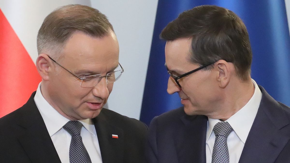 Warszawa, 27.11.2023. Prezydent Andrzej Duda (L) i powołany na stanowisko premiera Mateusz Morawiecki (P) podczas uroczystości powołania i zaprzysiężenia Rady Ministrów, 27 bm. w Pałacu Prezydenckim w Warszawie. Prezydent powołuje Prezesa Rady Ministrów wraz z pozostałymi członkami RM w ciągu 14 dni od dnia pierwszego posiedzenia Sejmu lub przyjęcia dymisji poprzedniej RM i odbiera przysięgę od członków nowo powołanego rządu. (jm) PAP/Paweł Supernak