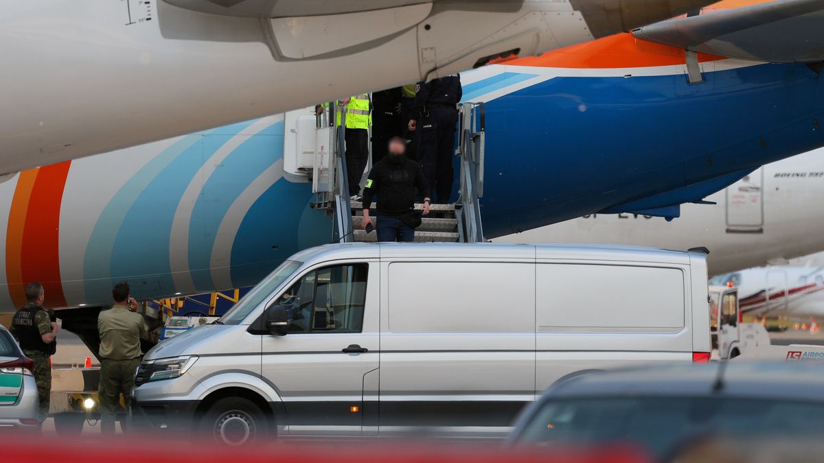 funkcjonariusze policji
Warszawa, 26.05.2025. Funkcjonariusze policji opuszczaj� samolot linii lotniczej flydubai po wyl�dowaniu na lotnisku Ok�cie w Warszawie, 26 bm. Na pok�adzie znajdowa� si� Sebastian M., podejrzany o spowodowanie wypadku na autostradzie A1, w kt�rym zgin�a trzyosobowa rodzina. Sebastian M. zosta� zatrzymany 23 maja br. na terenie Zjednoczonych Emirat�w Arabskich. Wg komunikatu KGP konw�j poszukiwanego czerwon� not� Interpolu m�czyzny realizuj� policjanci Biura Prewencji Komendy G��wnej Policji. (jm) PAP/Pawe� Supernak
Pawe� Supernak
ekstradycja, konw�j, l�dowanie, linie lotnicze, lotnisko, samolot