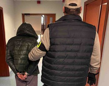 Sulechów: Biegał po bloku z nożem w ręku