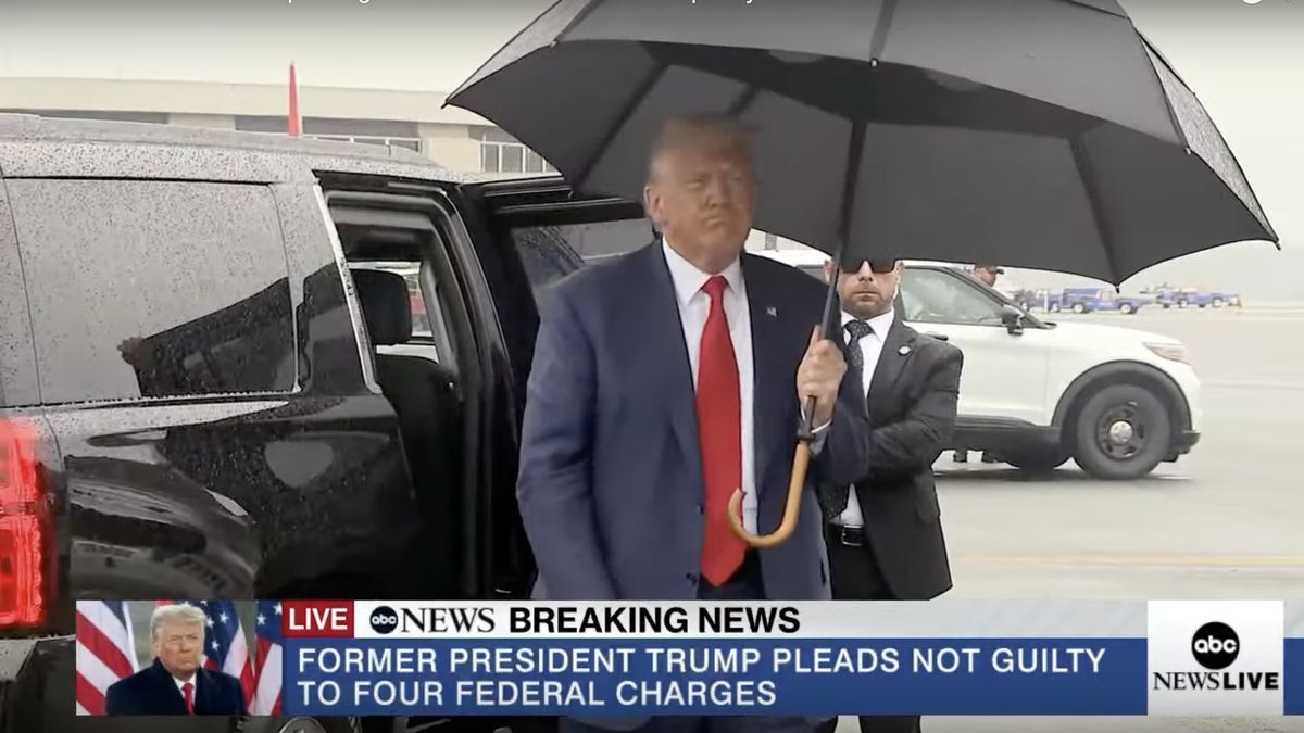 Donald Trump nie wie jak zachować się z parasolem.