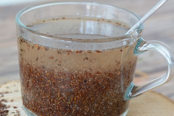 Zalewam wodą i piję 3 razy dziennie. Oczyszcza jelita lepiej niż siemię lniane