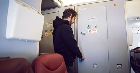 Robisz tak w samolocie? Oto co może cię spotkać