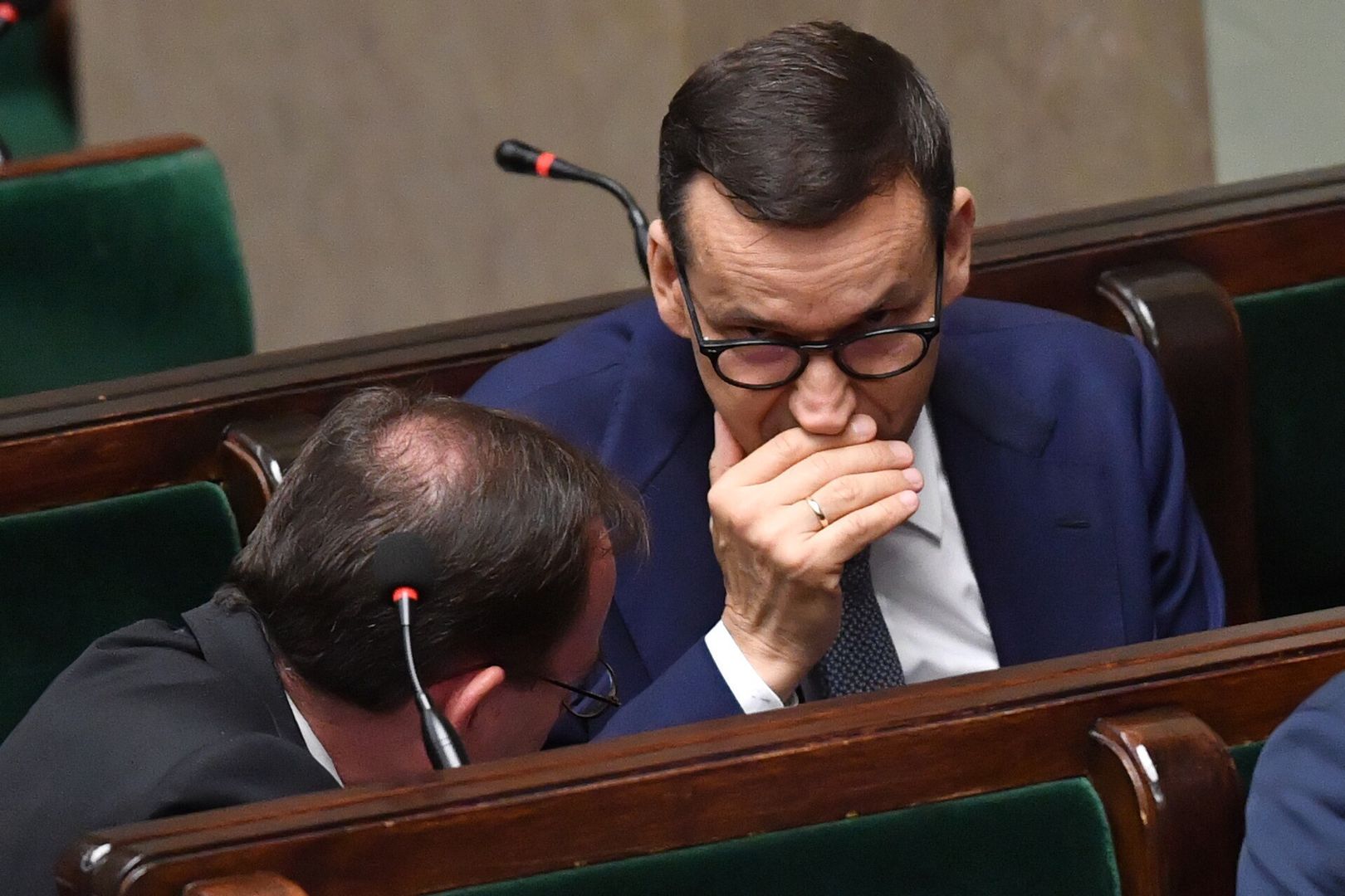 Warszawa, 22.07.2022. Premier Mateusz Morawiecki (P) i Minister spraw wewnętrznych i administracji Mariusz Kamiński (L) na sali obrad Sejmu w Warszawie w trzecim dniu posiedzenia, 22 bm. Sejm wybrał troje członków Rady Mediów Narodowych. (jm) PAP/Radek Pietruszka