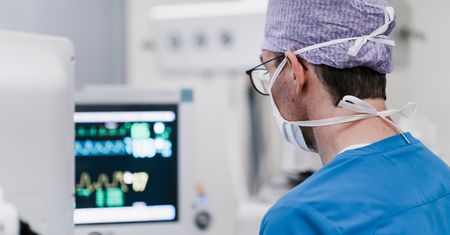 Kierował pacjentki na zbędne operacje. Lekarz nie podawał powodów, mataczył