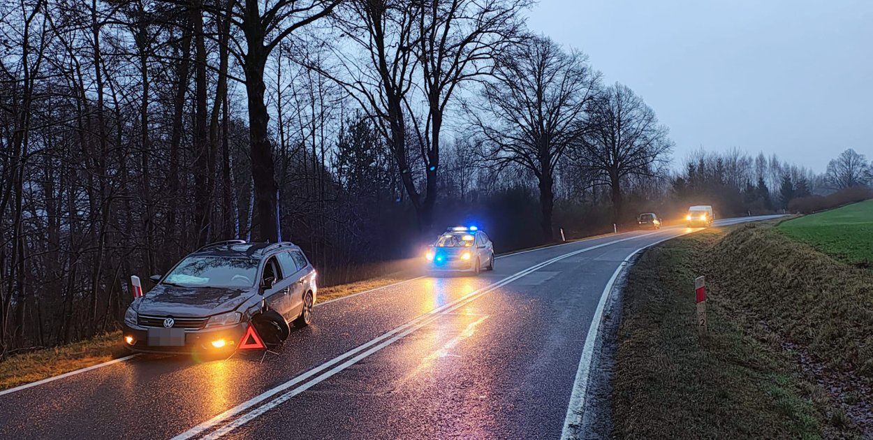 Przyjezierze: Groźna kolizja podczas wyprzedzania ciężarówki na DK20