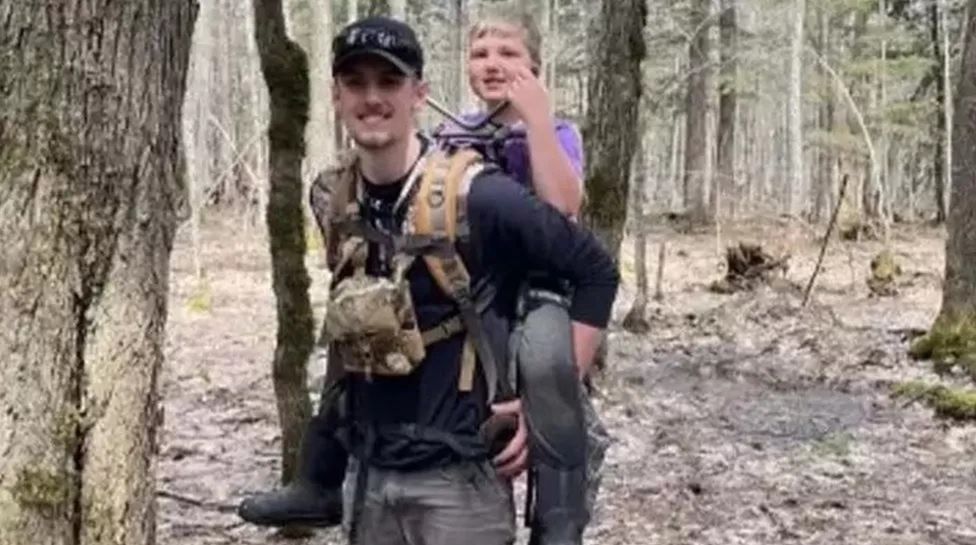 Przetrwał, bo jadł śnieg. 8-latek przeżył dwa dni w lesie